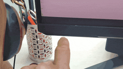 Appena lo tocchi leggermente, il monitor si muove.