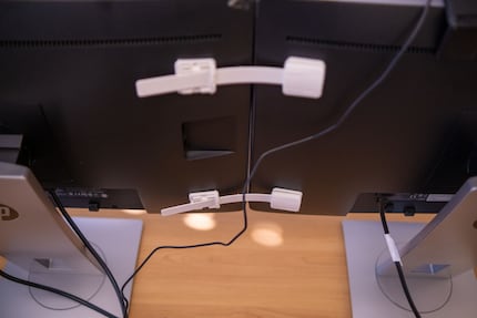 Das überschüssige Material links muss ich abschneiden, bevor ich die Kappe zum Arretieren der Kindersicherung anbringen kann.
