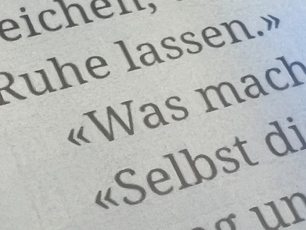 Und wenn du ganz, ganz nah rangehst, sind die Buchstaben ein wenig ausgefranst. Beim normalen Lesen fällt das aber nicht auf.
