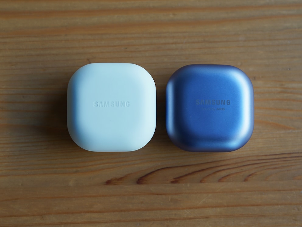 Links das neue, rechts das alte Case. Ausser der Farbe gibt’s kaum Unterschiede.