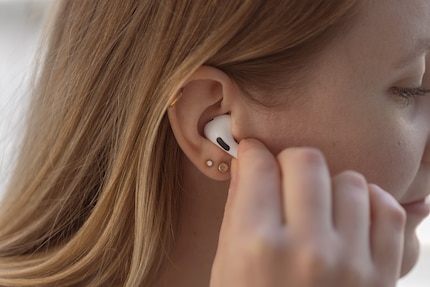 Zum Steuern musst du die AirPods Pro leicht drücken.