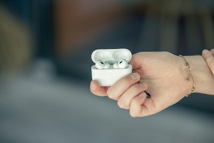 Im Case bekommen die AirPods Pro fünf weitere Ladungen.