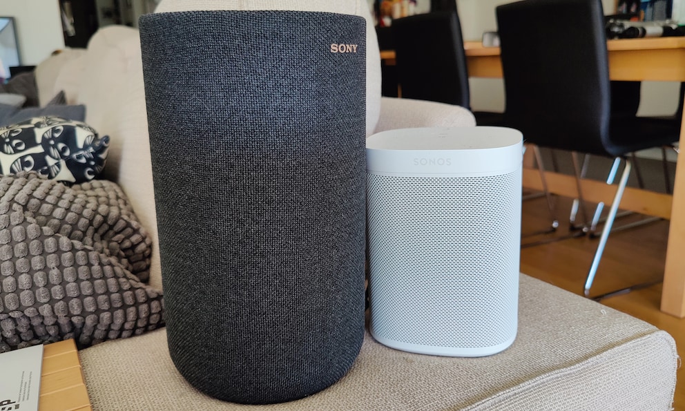Grande e un po’ tozzo: c’è un evidente squilibrio di forze tra l’SA-RS5 e il Sonos One.