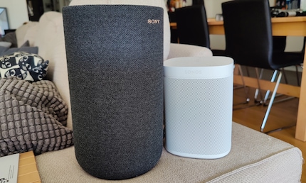 Grande et un peu encombrante : le rapport de force est clair entre la SA-RS5 et Sonos One.