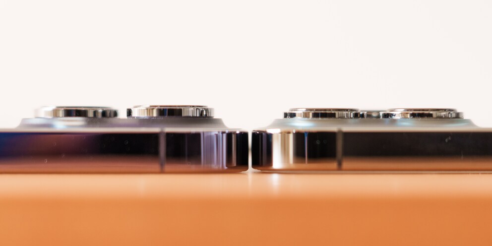 Il modulo della fotocamera dell’iPhone 14 Pro (a sinistra) è più sporgente rispetto a quello del 13 Pro (a destra). Quest’ultimo, tra l’altro, ha anche una pellicola protettiva per lo schermo ed è quindi un po’ più alto.