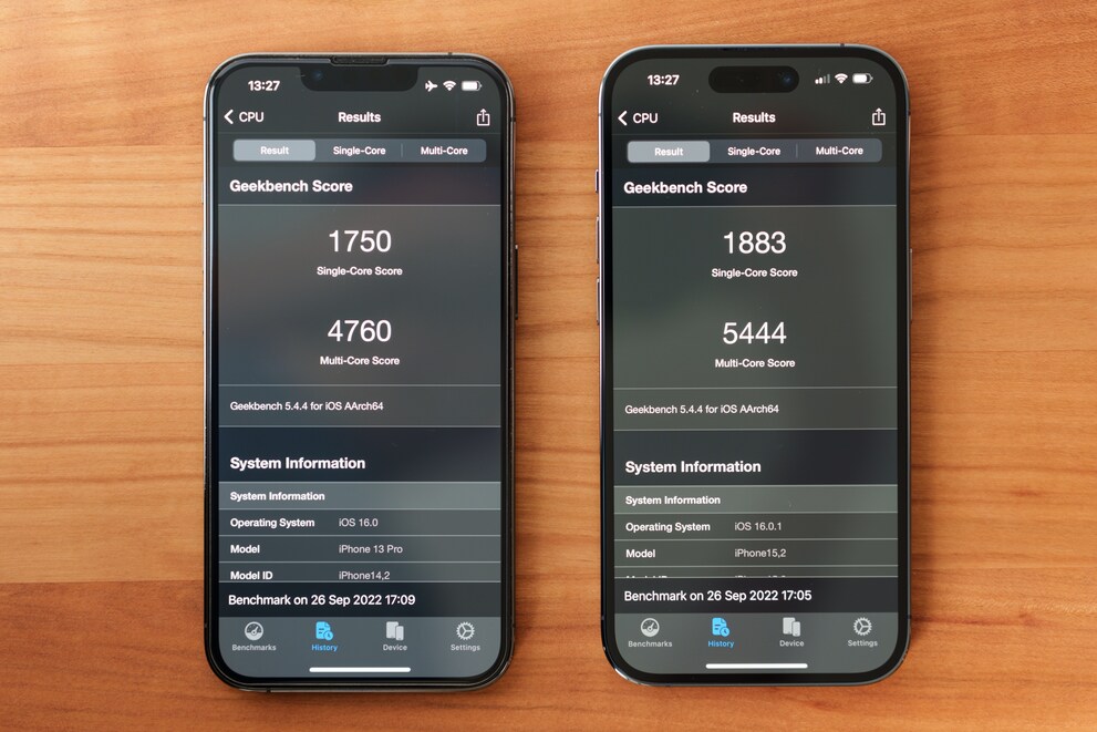 Solo il test Geekbench identifica il leggero miglioramento delle prestazioni dell’iPhone 14 Pro (a destra) rispetto al 13 Pro (a sinistra).