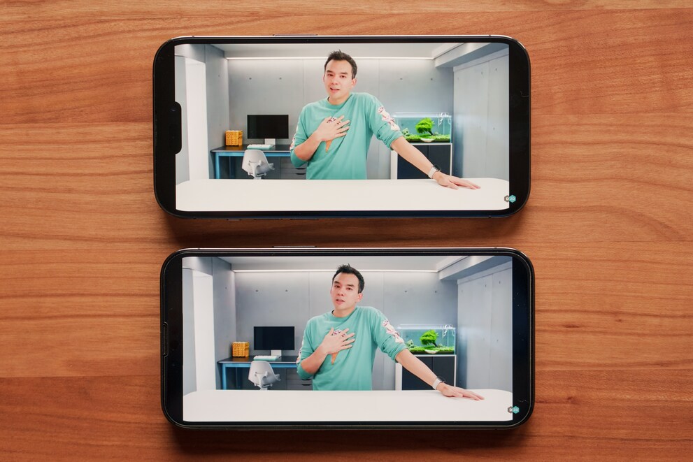 In alcuni formati video il nuovo notch dell’iPhone 14 Pro (in alto) si estende maggiormente nell’immagine rispetto a quello del predecessore (in basso).