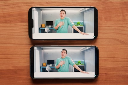 In alcuni formati video il nuovo notch dell’iPhone 14 Pro (in alto) si estende maggiormente nell’immagine rispetto a quello del predecessore (in basso).