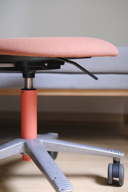 One of the levers is used to adjust the height of the seat. The other serves as a brake for the tilt mechanism.