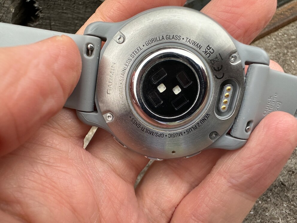 Sul retro è presente il connettore Garmin per il cavo di ricarica. Qui sono visibili anche i sensori per il polso e la saturazione di ossigeno.