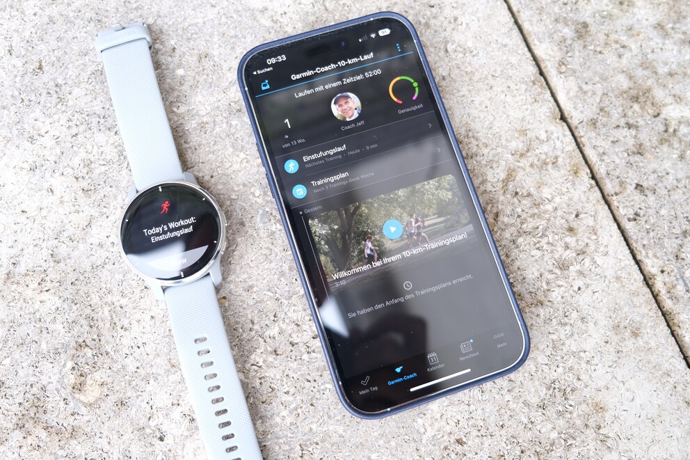 Nell'app, seleziono un programma di allenamento con un coach. Posso poi esplorare le singole sessioni di allenamento con l'orologio al polso.