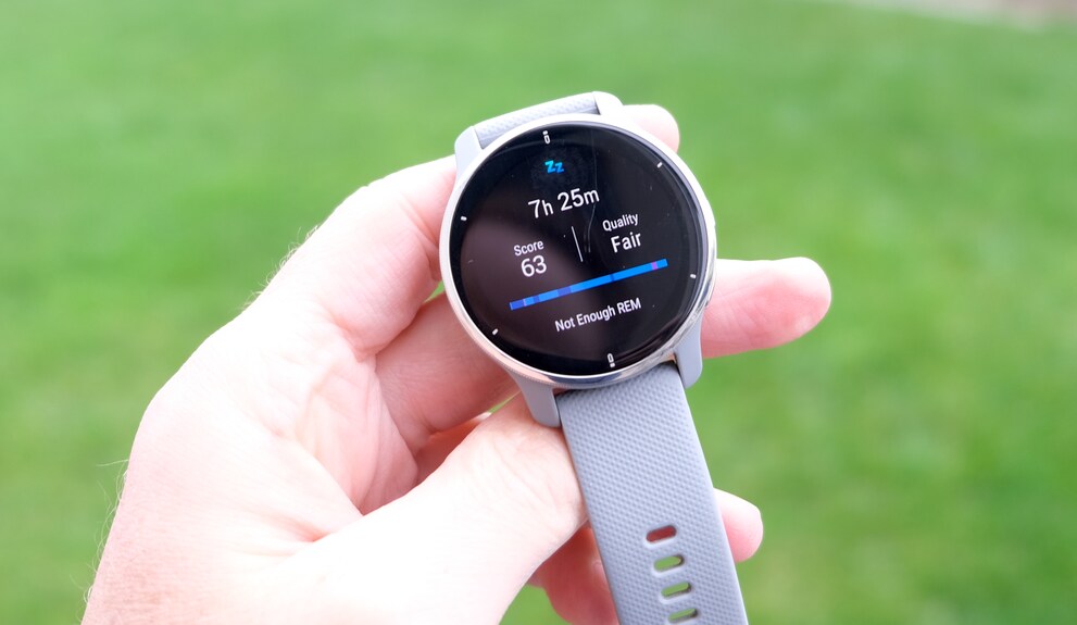 Ho ottenuto solo 63 punti su 100 per la mia ultima notte. Nell'app Garmin sullo smartphone, posso analizzare questo dato in modo più dettagliato e confrontarlo con le ultime notti.