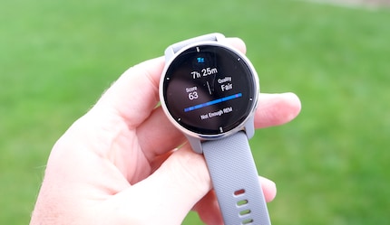 Ho ottenuto solo 63 punti su 100 per la mia ultima notte. Nell'app Garmin sullo smartphone, posso analizzare questo dato in modo più dettagliato e confrontarlo con le ultime notti.