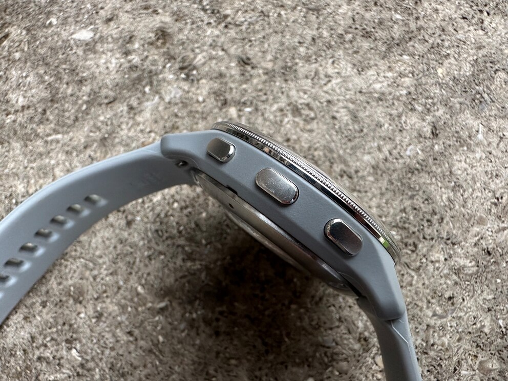 Sul lato ci sono tre pulsanti. Pratici in caso di dita sudate o di pioggia, quando il bagnato rende difficile l'utilizzo del display touch.