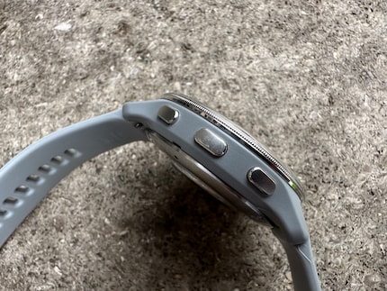 Sul lato ci sono tre pulsanti. Pratici in caso di dita sudate o di pioggia, quando il bagnato rende difficile l'utilizzo del display touch.