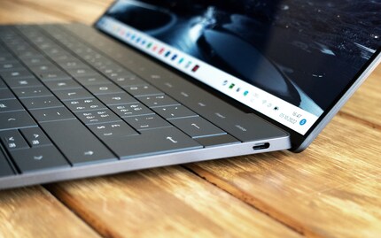 Kein extra Stromanschluss, kein 3,5-mm-Klinkenanschluss – dafür gibt's zweimal (beidseitig) Thunderbolt 4.