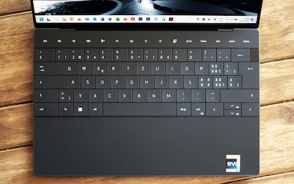 Das Touchpad befindet sich unterhalb der Leer- und Alt-Gr-Taste.