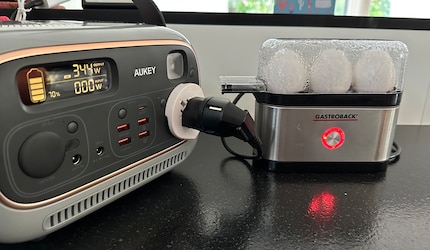 Con il cuociuova, il Powerstudio raggiunge i suoi limiti di prestazioni, e va anche oltre. Poco dopo lo scatto di questa foto, il cuociuova si spegne perché non c'è più energia sufficiente.