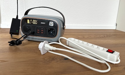 I migliori amici in caso di necessità: il Powerstudio 300 e una ciabatta elettrica. Questa si inserisce, con un adattatore per la Svizzera, nella spina Schuko.