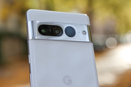 Pixel 7 Pro avec trois objectifs à l’arrière.