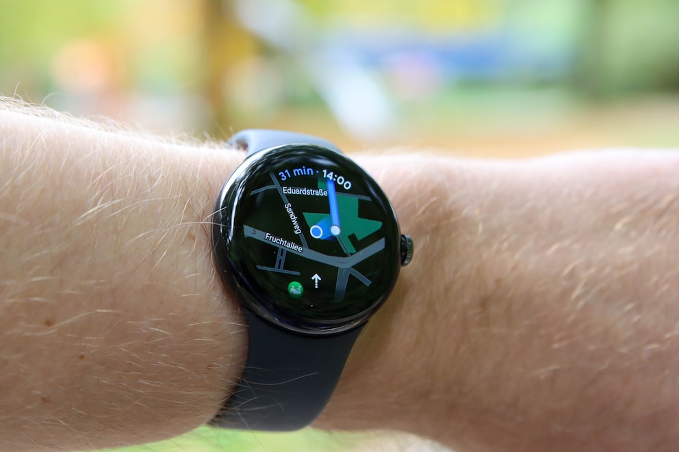 Google Maps weist auf der Pixel Watch den Weg.