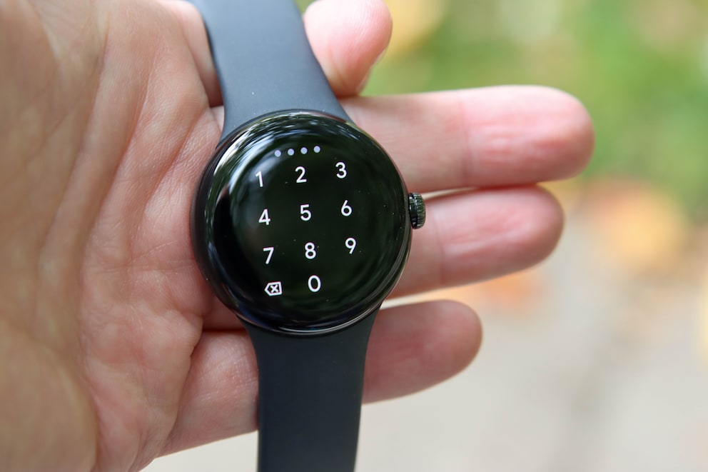 Bei der PIN-Eingabe auf der Pixel Watch sind die Ziffern angenehm groß.