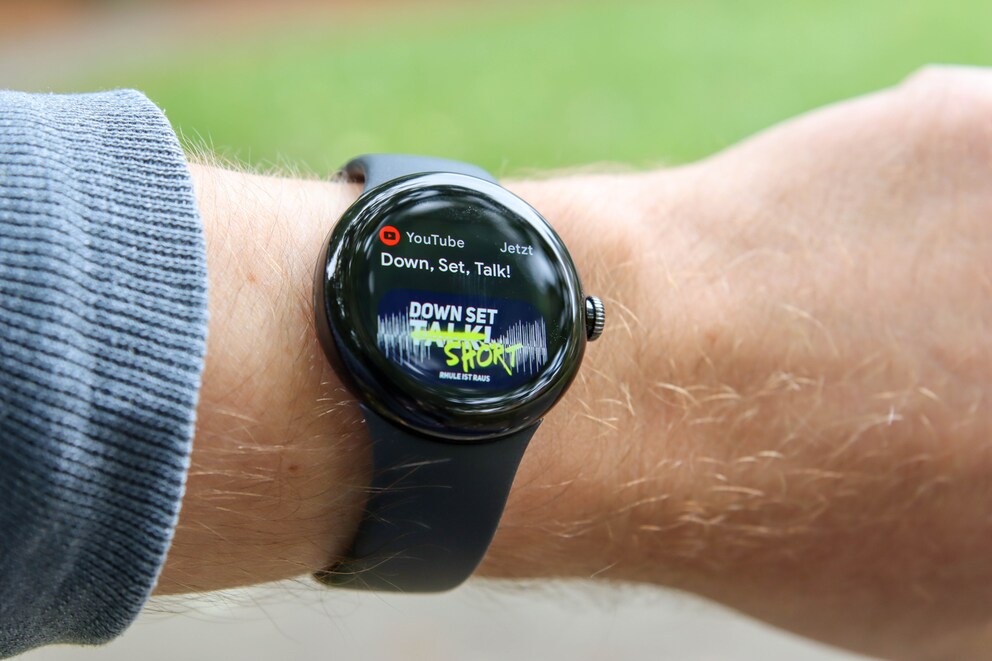 Youtube-Videos kannst du mit der Pixel Watch zwar starten, die Wiedergabe erfolgt aber auf dem Smartphone.