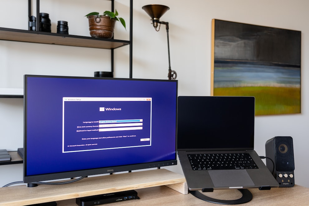Il n’est pas si facile d’accéder à l’installation de Windows en tant que personne en transition. Dans l’image, à droite : un MacBook au regard accusateur.