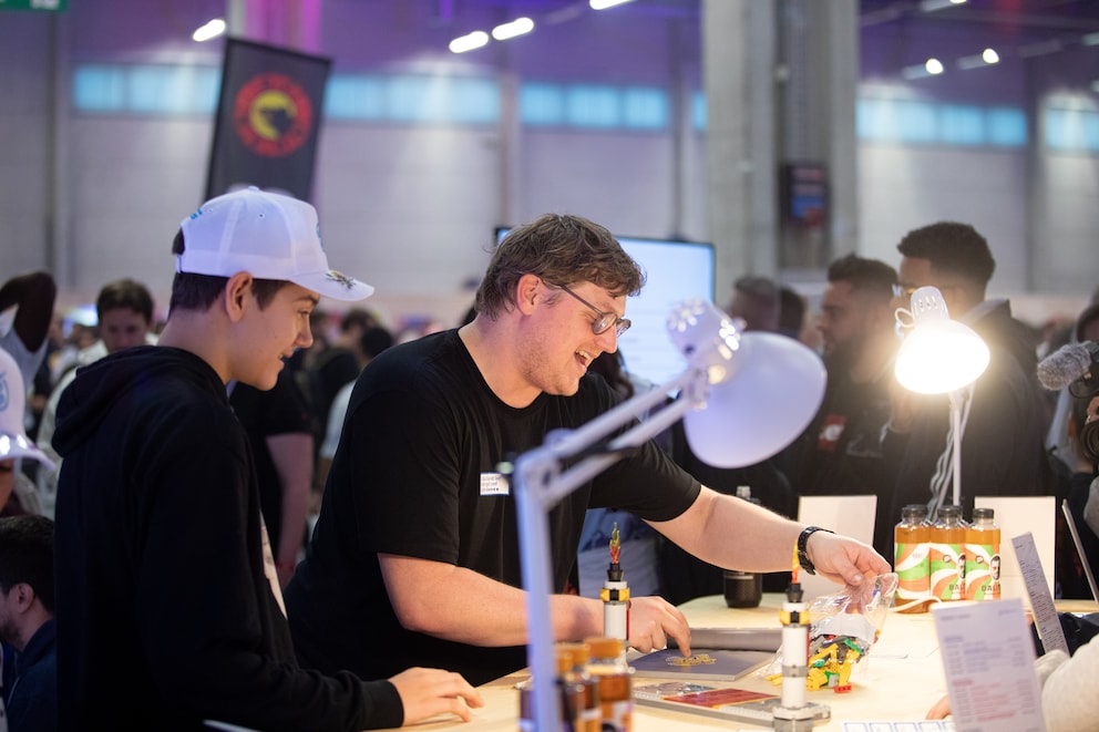 Ramon hat mit der Hilfe von zahlreichen Klemmsteinfans ein riesiges Bowser-Lego-Set mit über 2.000 Steinen zusammengebaut.