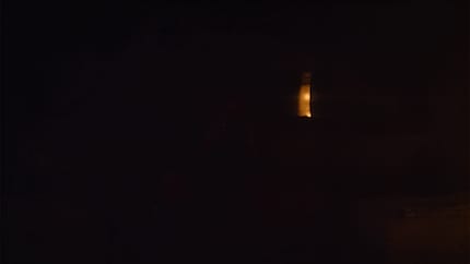 Der Spiegel-Test: Die Reflexion der Lampe ist in TCLs C93 gut zu sehen.