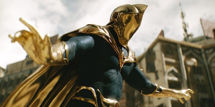 Um Pierce Brosnan als Dr. Fate so knackig wie hier aussehen zu lassen, trug er ein Mo-Cap-Kostüm am Set von «Black Adam».