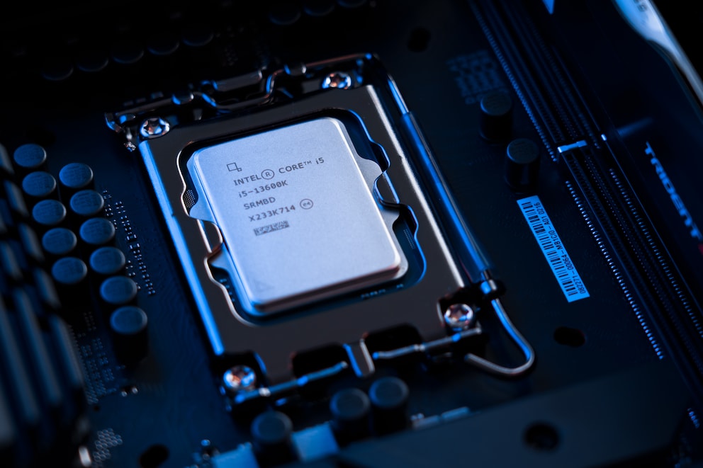 The Intel i5-13600K mostly stays below 50°C with our AIO cooling.