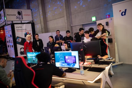 Das «Beat the Pro» in «Rocket League mit den Profi-Spielern «Nukes» und «Zaphare» war ein spannendes Highlight am Stand.