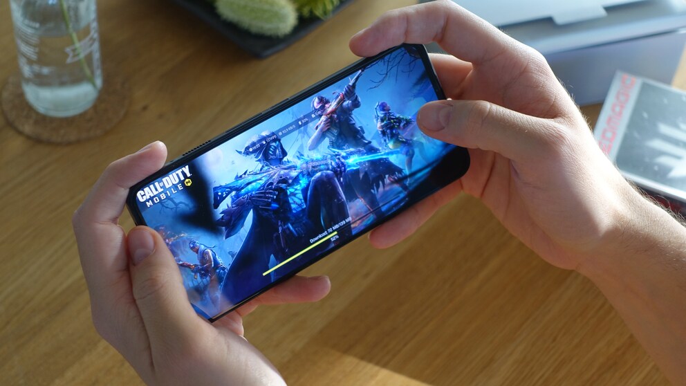 Fans of touch controls will enjoy the large display and the capacitive shoulder buttons.
