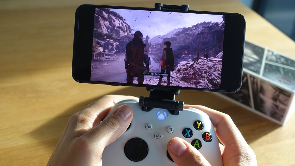 For the cloud gaming test, I played a bit of «A Plague Tale: Requiem.» The rat hordes are pretty intimidating, even on the small screen.