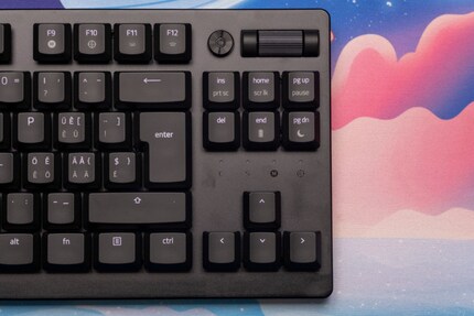 Auf der rechten Seiten der Deathstalker V2 Pro TKL hingegen ist alles symmetrisch und wirkt harmonisch.