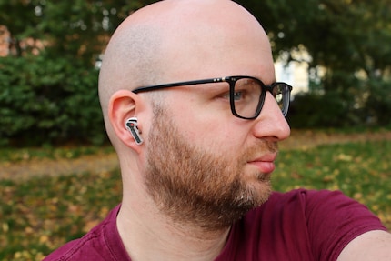 Le Nothing Ear (stick) dans l’oreille.