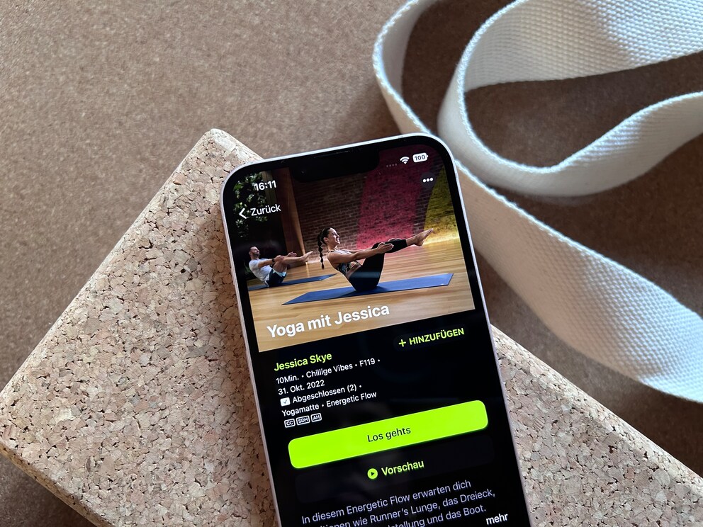 Trainerin Jessica hat bereits 119 Yoga-Stunden auf Apple Fitness+ gegeben.