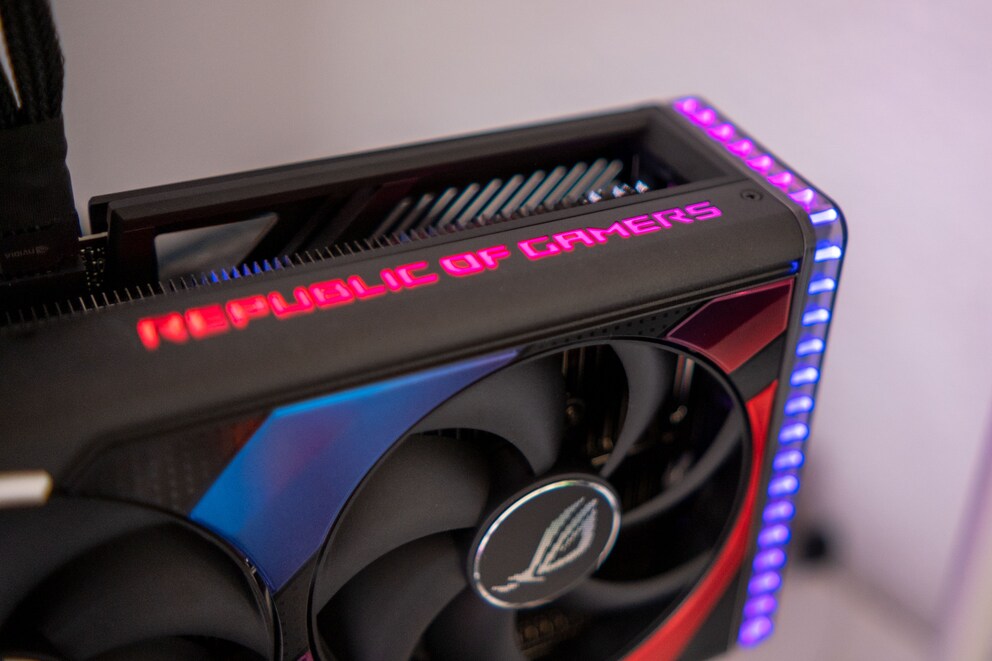 L’illuminazione LED RGB non rende la ROG Strix GeForce RTX 4090 OC più veloce, ma di certo più sciccosa, se è una cosa che ti interessa.