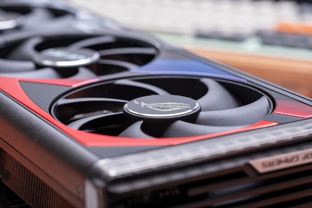 Le tre ventole della ROG Strix GeForce RTX 4090 OC la mantengono sempre fresca.