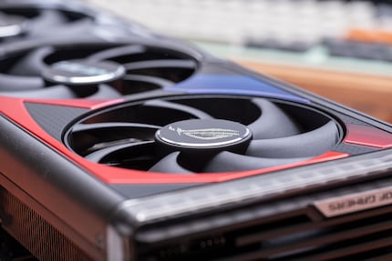 Le tre ventole della ROG Strix GeForce RTX 4090 OC la mantengono sempre fresca.