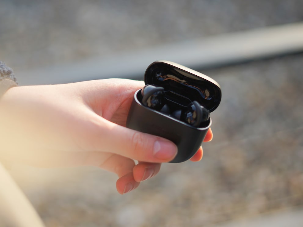 Die Earbuds werden vertikal im Case versogt.