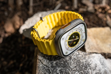 Für die Bilder in diesem Test nutze ich aus ästhetischen Gründen das knallgelbe Ocean Band. Wäre es meine eigene Uhr, würde ich den dezenteren grauen Alpine Loop bevorzugen.