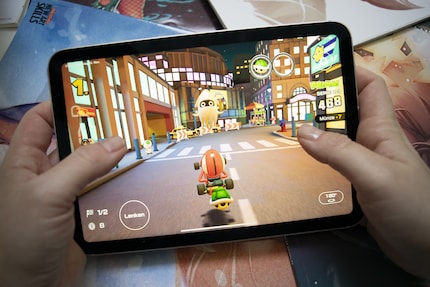Per giochi come Mario Kart, l'iPad Mini funziona come sostituto di una console portatile.