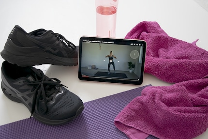 L'iPad sta bene davanti al tappetino da yoga. Se solo l'obiettivo non fosse fare sport...