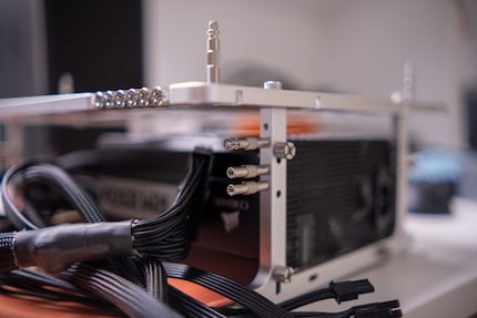 Das Netzteil lässt sich am hinteren oder vorderen Bein des Streacom BC1 V2 befestigen. An den Beinen sind zudem die Abstandhalter für das Mainboard platziert.
