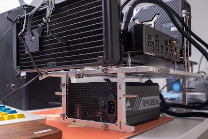 Den Radiator der All-in-One-Wasserkühlung kann ich an drei der vier Seiten des Streacom BC1 V2 Benchtables anbringen.