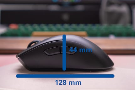 Die Masse der Deathadder V3 Pro von der Seite.