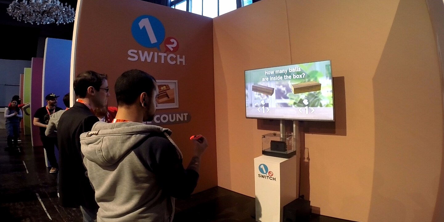 Thierry und Roy bei einer der «1-2-Switch»-Demos. In diesem Minigame errät man durch sanfte Bewegungen des Joy-Con-Controllers, wie viele Kugeln sich in der Holzkiste befinden.