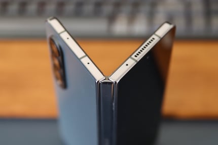 Blick auf Scharnier und Aluminiumrahmen des Galaxy Z Fold 4.